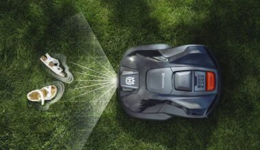 „Husqvarna“ pristatė robotus vejapjoves su dirbtinio intelekto technologija: pirmieji išbandė S. Urbonas ir S. Pranckūnė