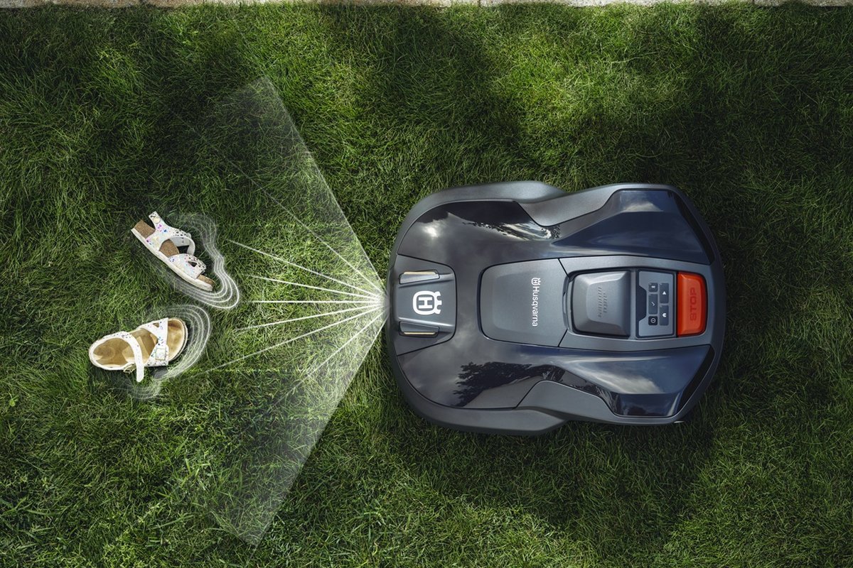 „Husqvarna“ pristatė robotus vejapjoves su dirbtinio intelekto technologija: pirmieji išbandė S. Urbonas ir S. Pranckūnė