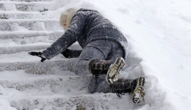 Paslydusi lauke reikalauja atlyginti žalą: „Kaip dar niekas neužsimušė?“