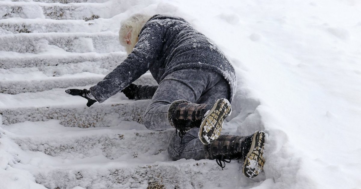 Paslydusi lauke reikalauja atlyginti žalą: „Kaip dar niekas neužsimušė?“