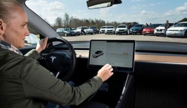 Milžiniškų ekranų era baigiasi? Mokslininkai nustatė ribą, kurią peržengus automobilis tampa pavojingas