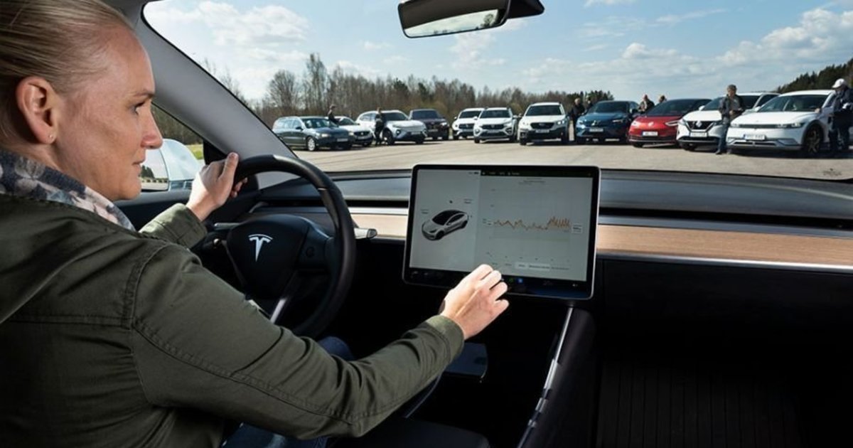 Milžiniškų ekranų era baigiasi? Mokslininkai nustatė ribą, kurią peržengus automobilis tampa pavojingas