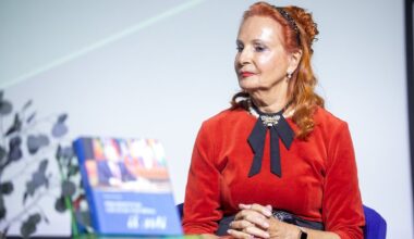 Lavaste: Knygų mugės organizatoriai uždraudė pardavinėti knygą apie Nausėdą