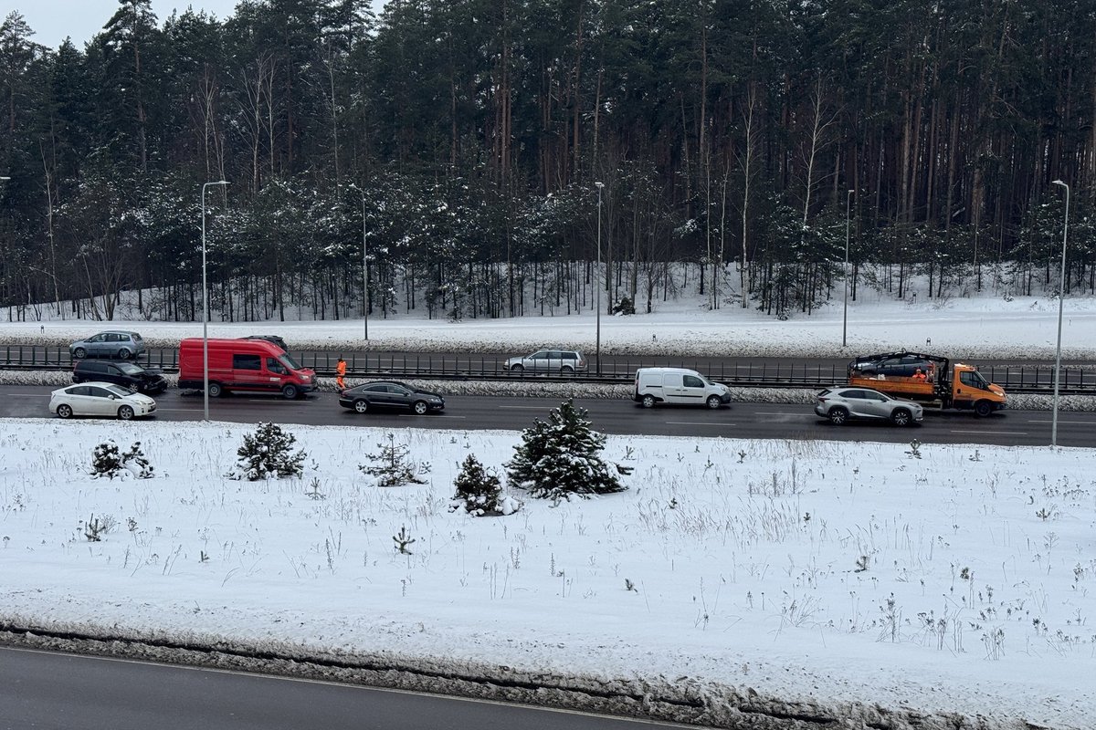 Avarija sostinės Vakariniame aplinkkelyje – pranešama apie sudaužytas mašinas ir nukentėjusį žmogų