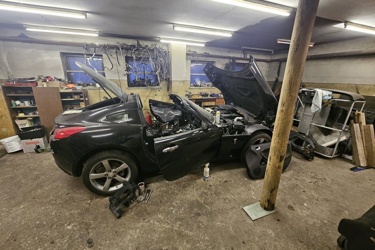 Dešimtys kratų, grynieji, prabangos prekės: tyrime dėl automobilių iš JAV sulaikyti 25 asmenys