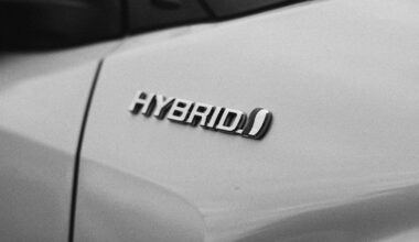 Griežtas perspėjimas galvojantiems apie įkraunamą hibridą: remontas gali kainuoti daugiau nei pats automobilis
