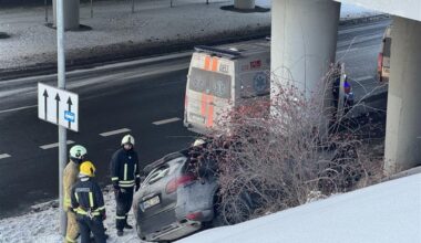 Vilniuje tarp viaduko kolonų įstrigo automobilis: „Porsche“ vairuotojas – girtas