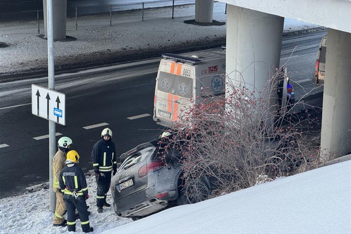 Vilniuje tarp viaduko kolonų įstrigo automobilis: „Porsche“ vairuotojas – girtas