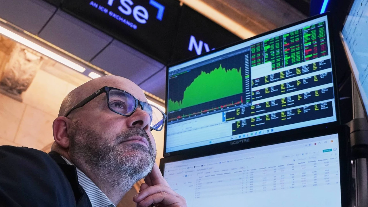 Pasaulio biržos: „Walmart“ įsibrovė į 1 trln. USD klubą