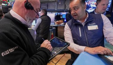 Pasaulio biržos: akcijų rinkose įsisiūbuoja išsipardavimas, bitkoinas sukasi apie 67.000 USD