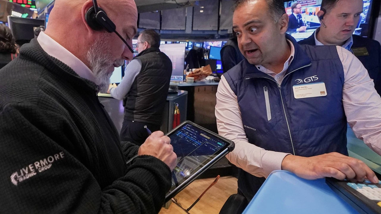 Pasaulio biržos: akcijų rinkose įsisiūbuoja išsipardavimas, bitkoinas sukasi apie 67.000 USD