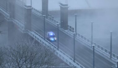 sniege – negyvas vyras su marškinėliais