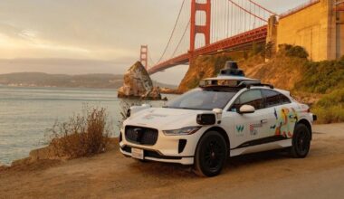 „Google“ dukterinė įmonė po didinamuoju stiklu: avarija prie mokyklos atvėrė autonominių automobilių spragas