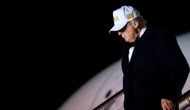 Donaldas Trumpas: federalai nesikiš į protestus demokratų valdomuose miestuose, nebent bus paprašyti