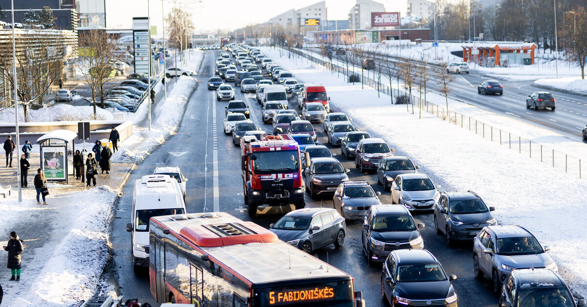 Apsunkintas eismas svarbios sostinės gatvės atkarpoje: rekomenduoja šios vietos vengti | Verslas