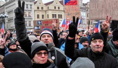 Čekijos vyriausybė atlaikė balsavimą dėl nepasitikėjimo po žinučių prezidentui skandalo