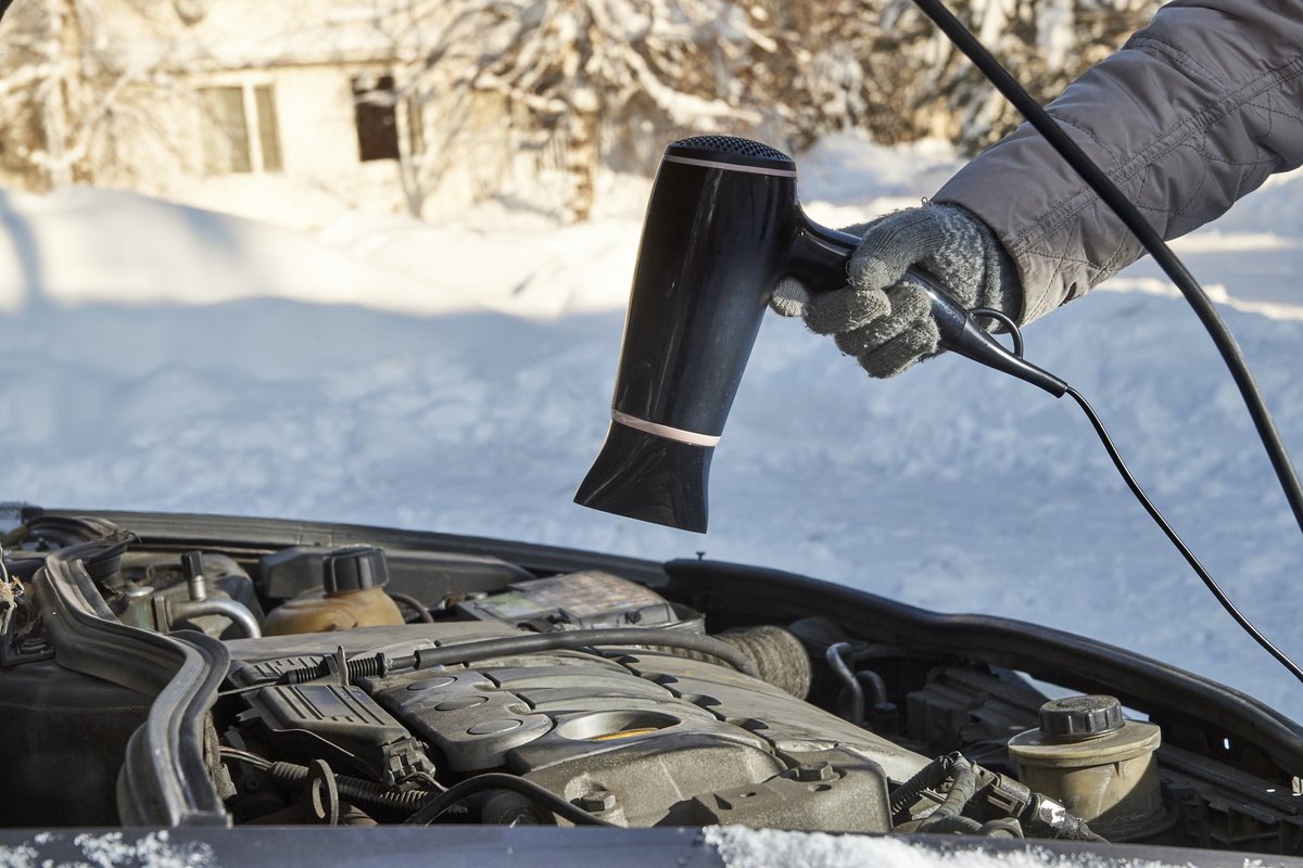 Arktinis šaltis nepaleidžia: ką daryti, kad užvestumėte automobilį, jei akumuliatorius išsikrovęs - Delfi