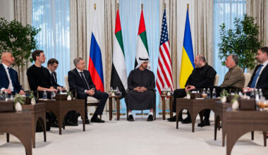 „Visa tai – tik šou“: Ukrainos, Rusijos ir JAV derybininkai renkasi Abu Dabyje
