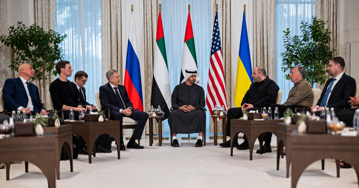 „Visa tai – tik šou“: Ukrainos, Rusijos ir JAV derybininkai renkasi Abu Dabyje