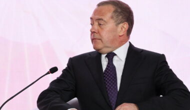 Medvedevas – apie „raudonąjį mygtuką“ ir NATO žlugimo scenarijų