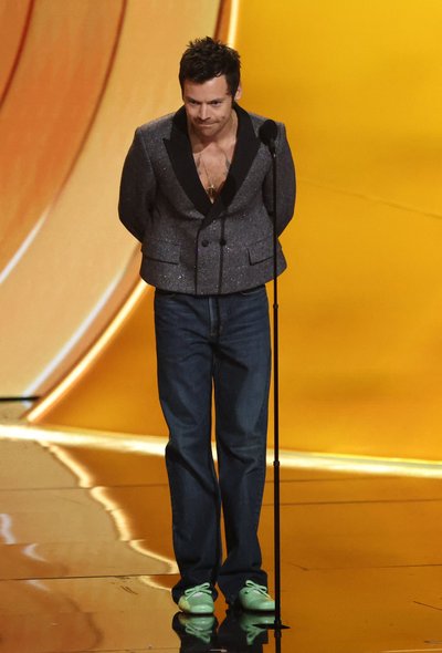 Popžvaigždė atsisakė marškinių ir švarką vilkėjo tiesiai ant nuogo kūno. 