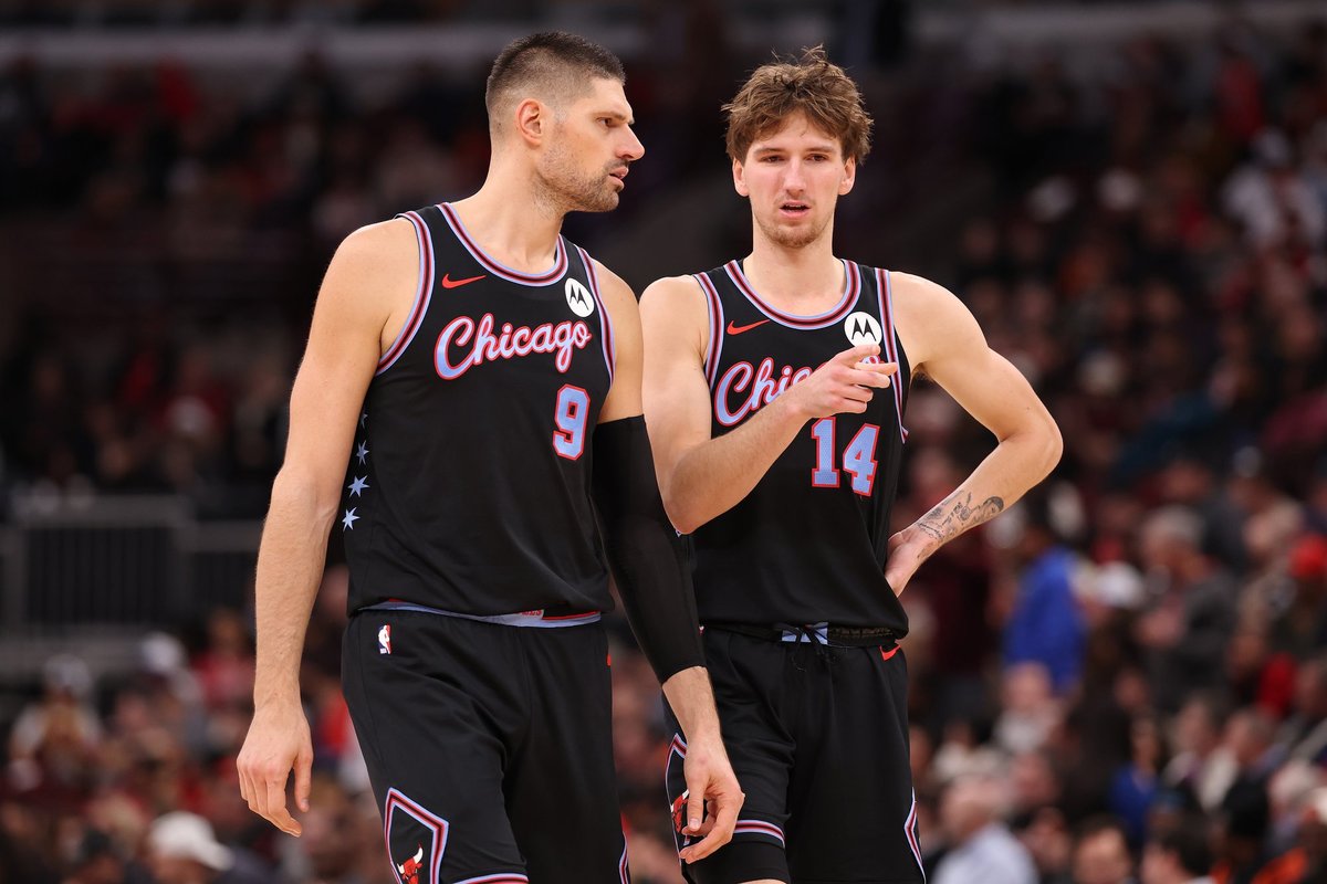 Permainos Čikagoje: „Bulius“ paliekantis Vučevičius vilkės „Celtics“ marškinėlius - Delfi