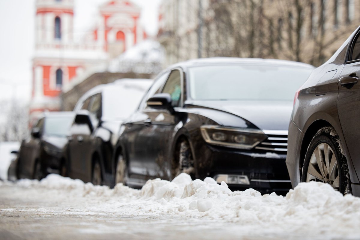 Vilniečiams – skubus perspėjimas dėl gatvėse paliktų automobilių: patraukite