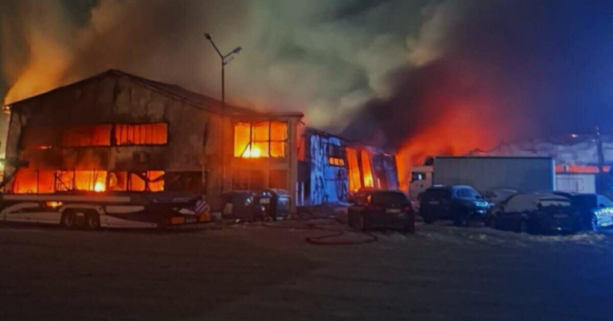 Aiškėja gaisro Marijampolėje mastai: supleškėjo 15 remontuojamų vilkikų