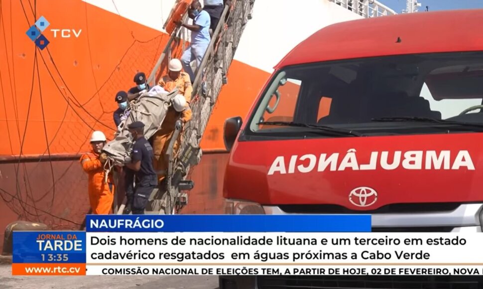 Į krantą iškeliamas žuvusio lietuvio kūnas.