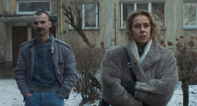 Kadras iš filmo "Badautojų namelis"