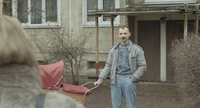 Kadras iš filmo "Badautojų namelis"