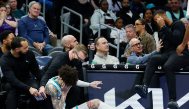 Kamuolį aikštėje bandę išsaugoti „Hornets“ nariai skaudžiai susidūrė galvomis