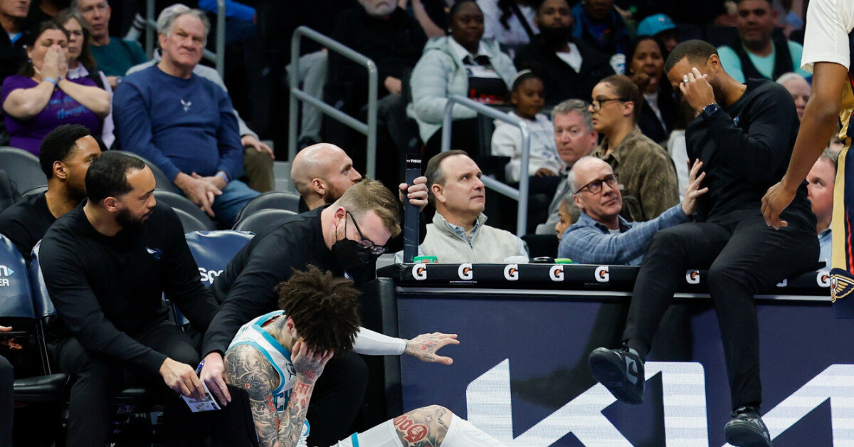 Kamuolį aikštėje bandę išsaugoti „Hornets“ nariai skaudžiai susidūrė galvomis