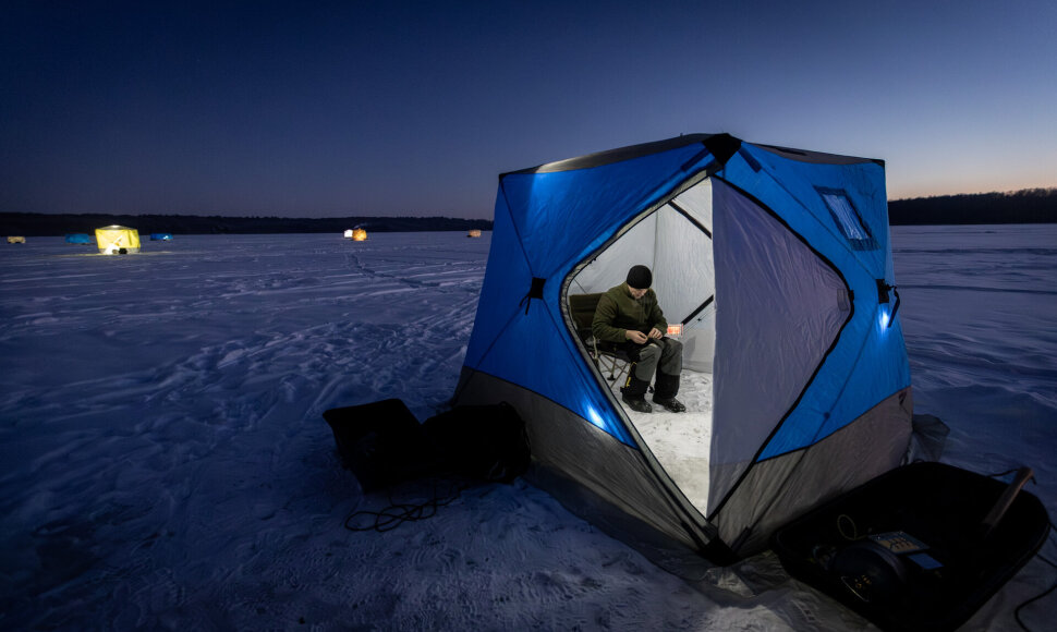 Raimundas ruošiasi naktinei žvejybai palapinėje. Naktinė karšių žvejyba ant Kauno marių