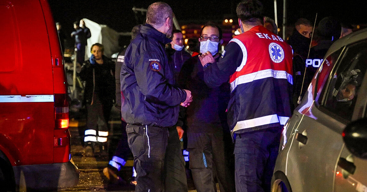 Graikų pakrančių apsaugos laivui susidūrus su migrantus gabenusiu greitaeigiu kateriu žuvo 14 žmonių