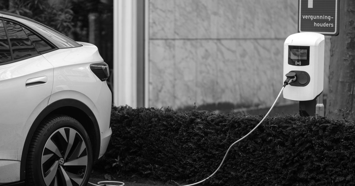 Staigus „Volkswagen“ sprendimas nustebino visus: šis elektromobilis pasitraukia, jo vietą perims naujas modelis