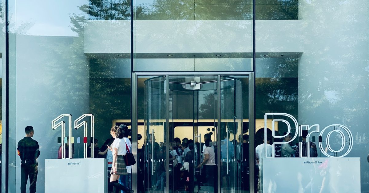 Išmaniųjų telefonų gamintojas pasiekė istorinį rekordą: konkurentams belieka tik pavydėti