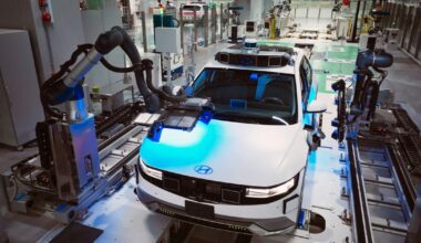 Elonas Muskas šokiravo pasaulį: kodėl netikėtai nutraukiama prabangių elektromobilių gamyba?