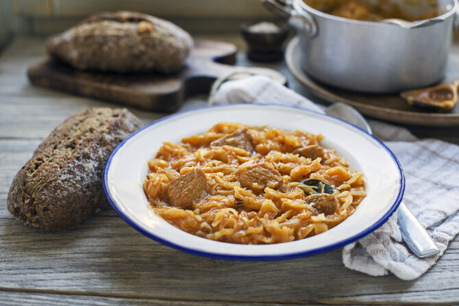 Shutterstock nuotr./Raugintų kopūstų guliašas