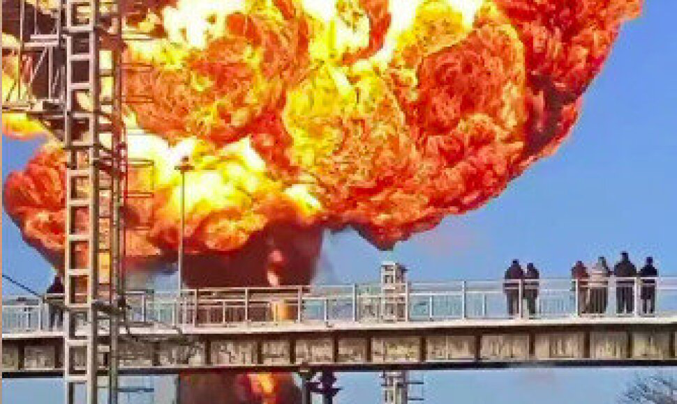 Rusijoje nuo bėgių nuvažiavo degalus gabenęs traukinys