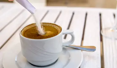 Cukrus pilamas į kavą