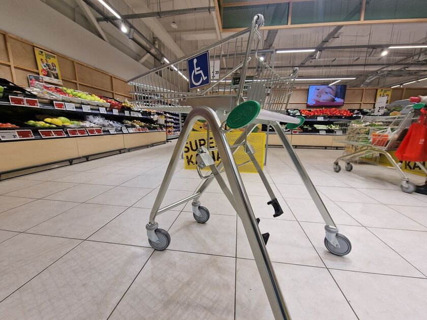 Naujovė „Iki“ parduotuvėse – specialūs vežimėliai žmonėms su negalia