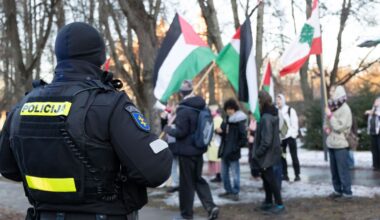 Vilniuje – protestas prieš Lietuvos poziciją dėl JAV ir Izraelio karinių veiksmų Artimuosiuose Rytuose - Respublika.lt