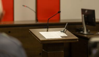 Teisme kaltinamasis posėdžio metu metė į teisėją segtuvą, išdaužė apsauginį stiklą - Respublika.lt