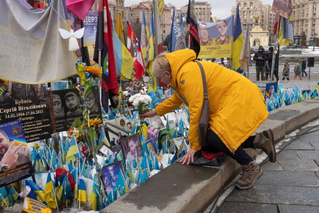 Gedenken am Denkmal für die gefallenen ukrainischen Soldaten auf dem Unabhängigkeitsplatz in Kiew