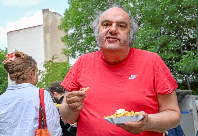 Volksbad, ahoj! Der designierte Intendant Matthias Lilienthal stimmt sich auf die Pommes-und-Badehosen-Saison ein.