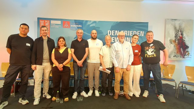 Gäste und Redner*innen bei der Gewerkschaftskonferenz in Würzburg. Im Fokus stand die zunehmende Kriegsproduktion und Möglichkeiten des Widerstands.