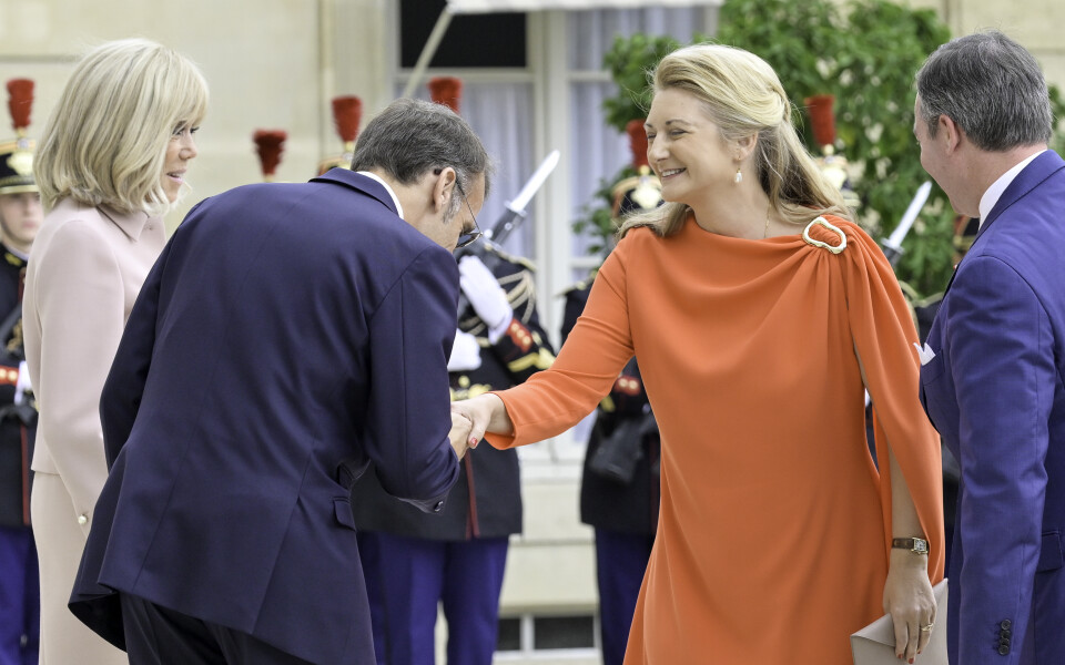 En images. Guillaume et Stéphanie de Luxembourg reçus chaleureusement par Emmanuel et Brigitte Macron
