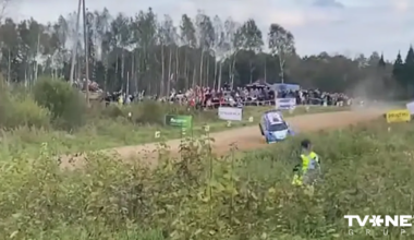 VIDEO ⟩ Apmeta vairākus kūleņus – Seska ekipāža avarē rallijā "Cēsis"