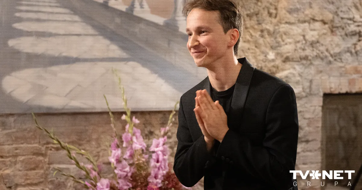 FOTO ⟩ Mazajā Mežotnes pilī ar stāvovācijām izskanējis pianista Daumanta Liepiņa solokoncerts